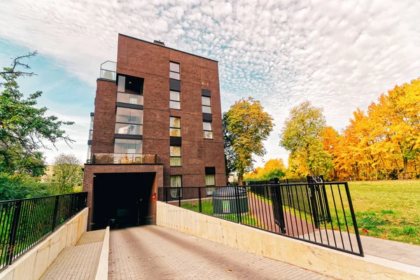 Garaj ve konut bina modern mimari