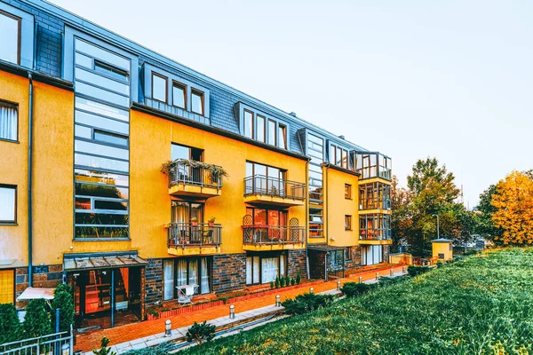 Casas de apartamentos modernos casas edificios residenciales bienes raíces al aire libre — Foto de Stock