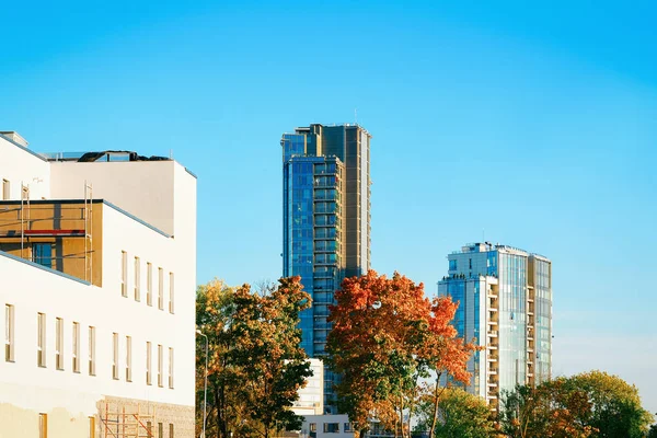 Sokakta kurumsal iş ofisi gökdelen