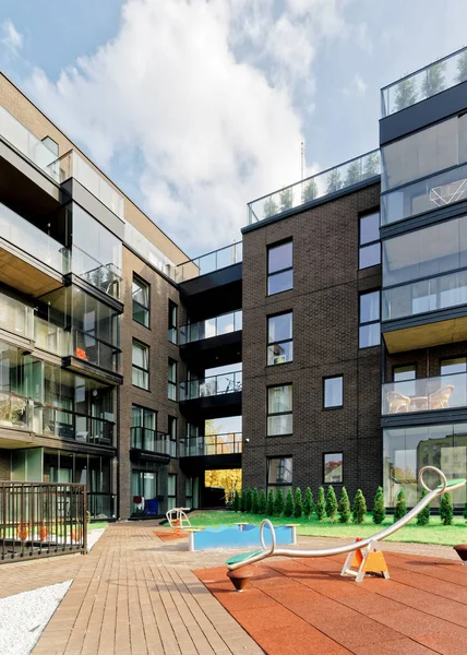 Çocuk oyun alanı ve Modern mimarisi, Apartman