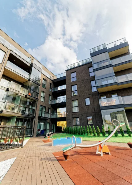 Çocuk oyun alanı ve Modern mimari daire Konut Binası