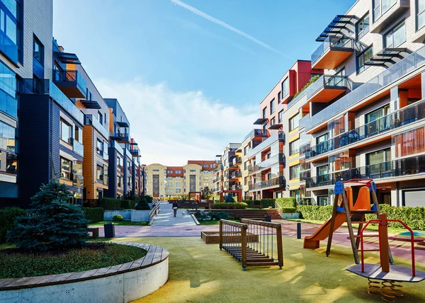 Modern konut binaları ve çocuk oyun alanı