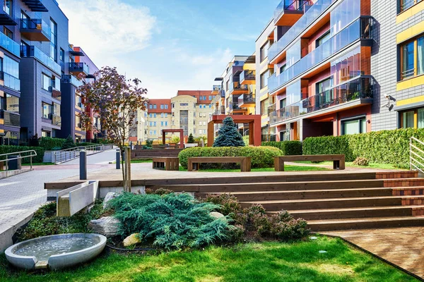 Modern karmaşık dekoratif çeşme ile konut binalar