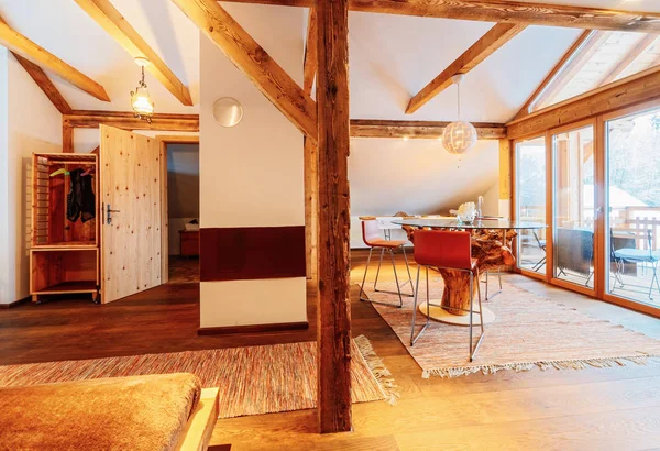 Intérieur avec salon et cuisine contemporains en bois — Photo