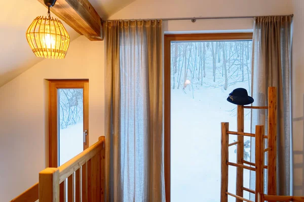 Cintre avec chapeau et lampe à fenêtre — Photo