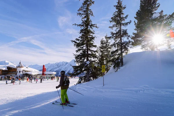 Zillertal Tyrol sun Penken kayak merkezinde Man Kayakçı