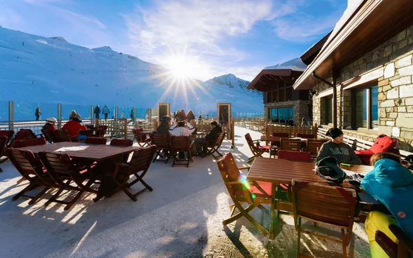 Pessoas em cafés de rua com mesas no Glaciar Hintertux Áustria — Fotografia de Stock