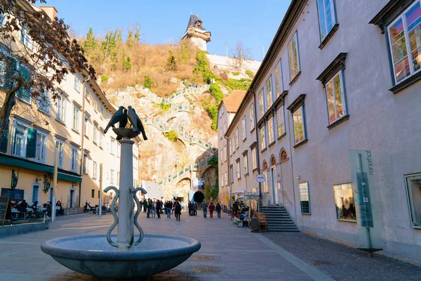 Uhturm Saat Kulesi Graz'da Schlossbergplatz Meydanı'ndaki Çeşme