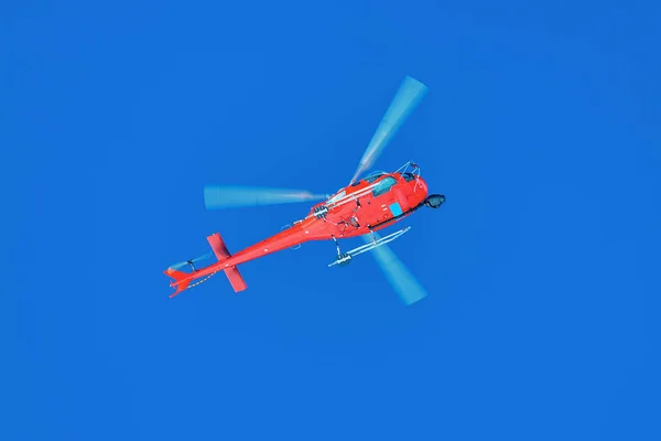 Flying Red Helicopter w błękitnym niebie nad lodowiec Hintertux Zillertal — Zdjęcie stockowe