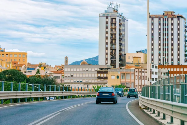 Sardunya Olbia şehirde yaz yolda Arabalar