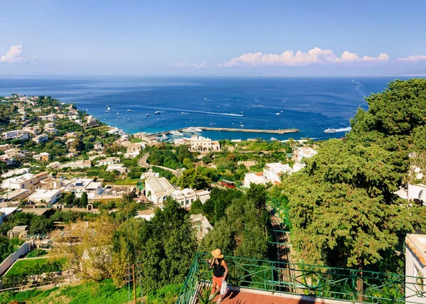Mujer haciendo selfie en Isla Capri — Foto de Stock