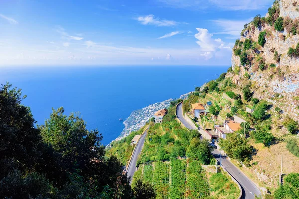 Strada romanica a vigneti e montagne ad Agerola in Italia — Foto Stock