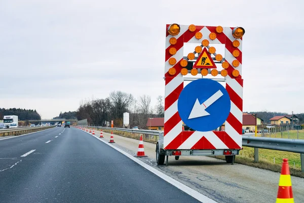 Sol aşağı ok yansıtıcı yön yol işareti