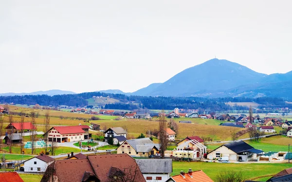 Vista panoramica con Paesaggio e Vecchio villaggio in Austria — Foto Stock