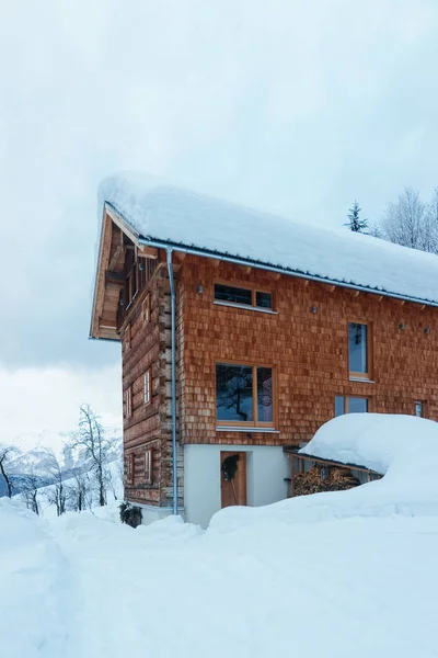 Arquitectura de la casa con paisaje invernal nevado en Bad Goisern Austria — Foto de Stock