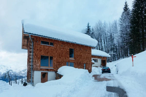 Casa arquitectura y nieve paisaje de invierno Bad Goisern Austria — Foto de Stock