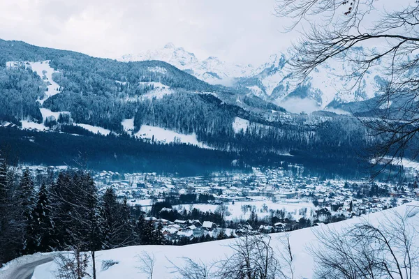 Krajobraz i śnieżnobiałe zimowe krajobrazy w Bad Goisern Austria — Zdjęcie stockowe