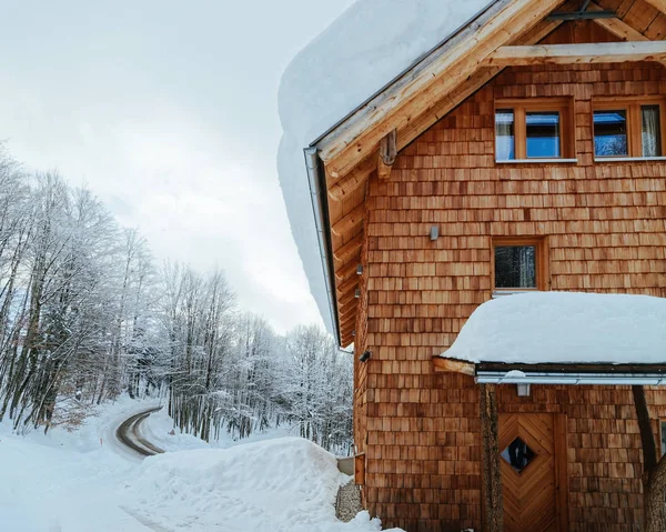 Bad Goisern Avusturya'da kar kış manzara ile Ev mimarisi
