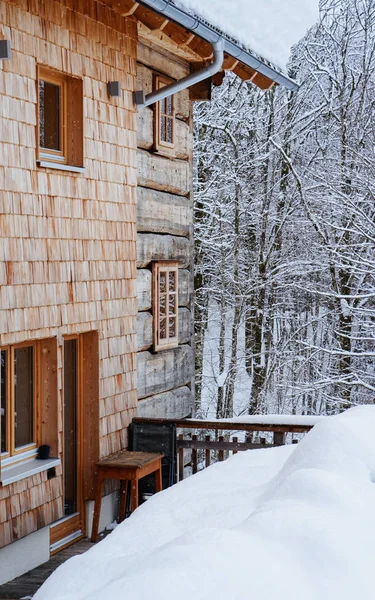 House architecture and snow winter landscape in Bad Goisern Austria — Stock Photo, Image