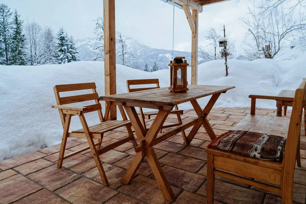 Terraza con mesa y sillas en House architecture Bad Goisern — Foto de Stock