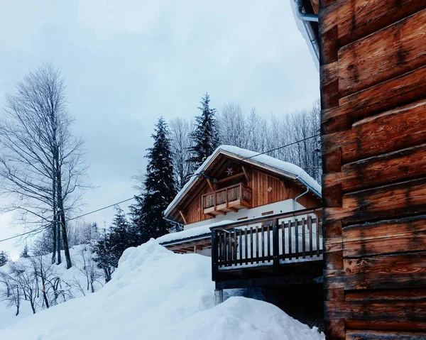 Casa arquitectura nieve invierno paisaje Bad Goisern Austria — Foto de Stock