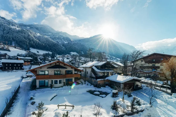 Casa di architettura a Mayrhofen nella valle della Zillertal Tirolo Austria soleggiato — Foto Stock