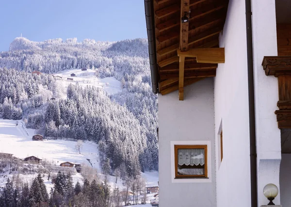 Architektura domu w Mayrhofen w dolinie Zillertal w Tyrolu Austrii — Zdjęcie stockowe