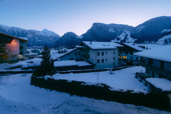Architektura domu w Mayrhofen w dolinie Zillertal w Tirol Austria wieczorem — Zdjęcie stockowe