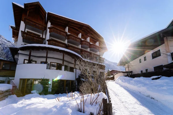 Architektura domu w Mayrhofen w dolinie Zillertal Tyrol Austria Sunny — Zdjęcie stockowe
