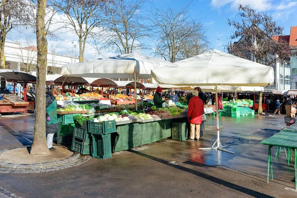 Mercado callejero central de venta de frutas y verduras frescas en Liubliana — Foto de Stock