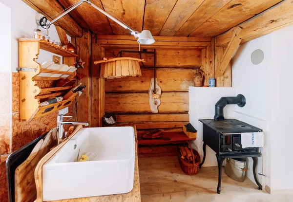 Современный дизайн Главная деревянная кухня раковина и духовка — стоковое фото