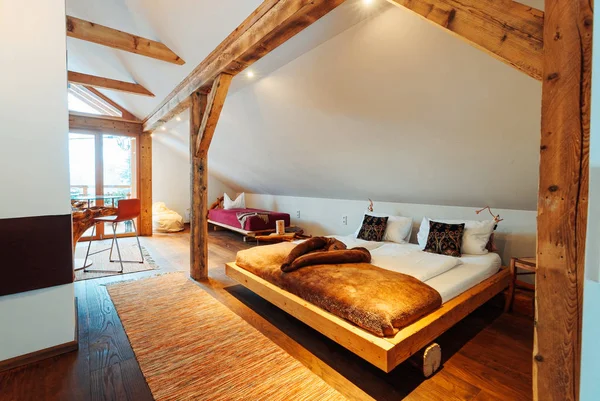 Современный деревянный дизайн кровати — стоковое фото