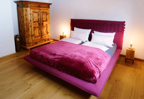 Современный дизайн розовой кровати — стоковое фото
