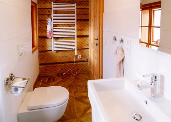 Интерьер с современной ванной комнатой деревянный дизайн туалет раковина зеркало — стоковое фото