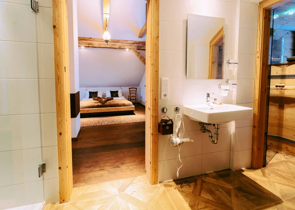 Interieur mit modernem Badezimmer mit Holzdesign-Waschbecken-Spiegel — Stockfoto
