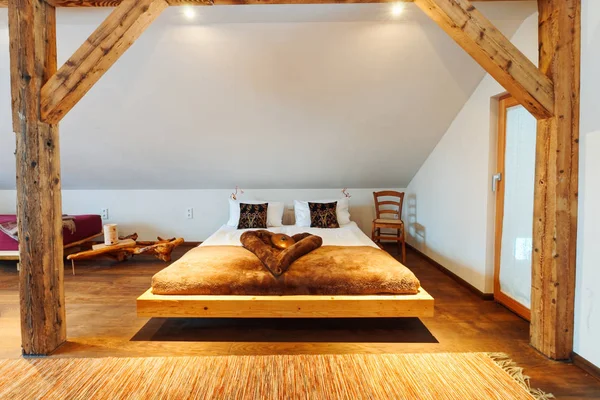 Современный дизайн кровати — стоковое фото