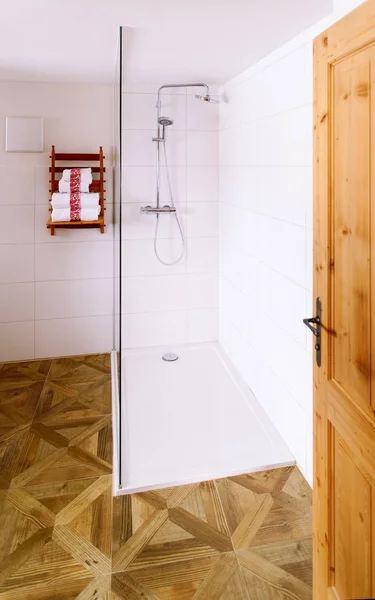 Интерьер в современной белой ванной комнате с деревянным душем — стоковое фото