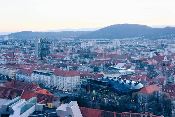 Vista panorámica y paisaje urbano con el museo de arte Kunsthaus en Graz —  Fotos de Stock