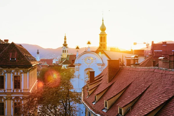 Puesta de sol y vista panorámica y paisaje urbano en la ciudad vieja de Graz —  Fotos de Stock