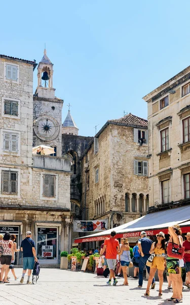 Split Ünlü saat kulesi ile Meydanı'nda Turistler