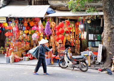 Satıcı kadın sokak pazarı Hanoi geleneksel Vietnam şapka giyer