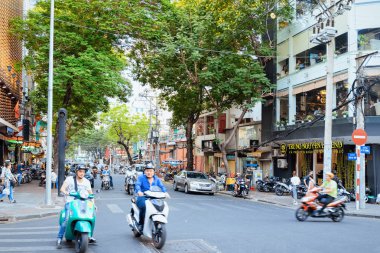 Ho Chi Minh şehrinde sokakta Mopeds insanlar