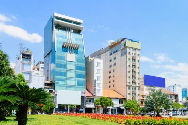 Ho Chi Minh City Hall Meydanı'nda gökdelenler ve park