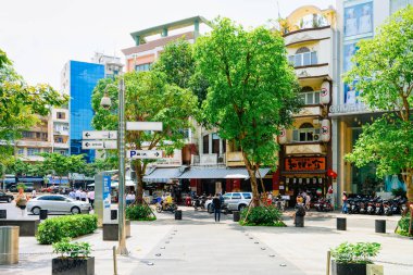İnsanlar ve Mopeds Ho Chi Minh şehirde sokakta