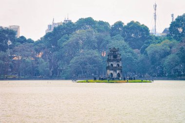 Hanoi Hoan Kiem Kılıç Gölü üzerinde Kaplumbağa Tapınağı