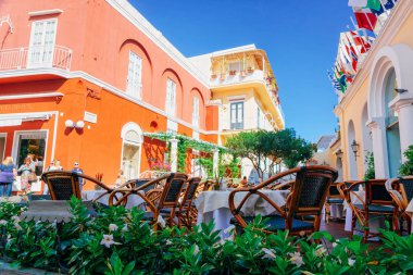 Sokak kafe ve restoran masa ve sandalye Capri Adası İtalya