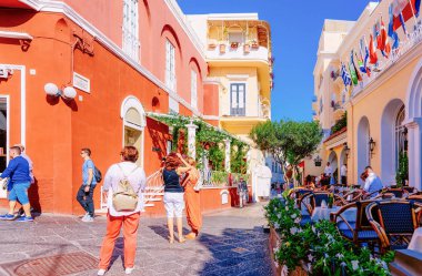 Sokak kafe ve restoran masa Capri Island İtalya İnsanlar