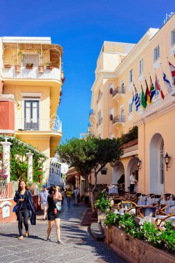 Sokak kafe ve restoran masa Capri Island İtalya İnsanlar