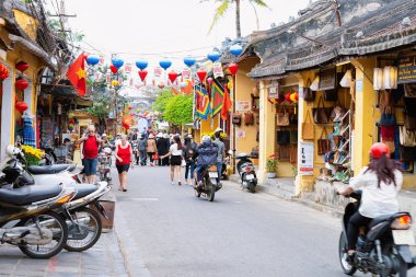 Lmarket Hoi An sokakta mopedler üzerinde insanlar