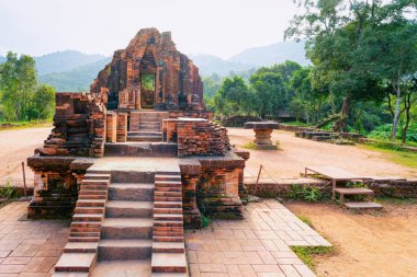 Hoi An Vietnam Hindu Tapınağı ile Oğlum Sanctuary